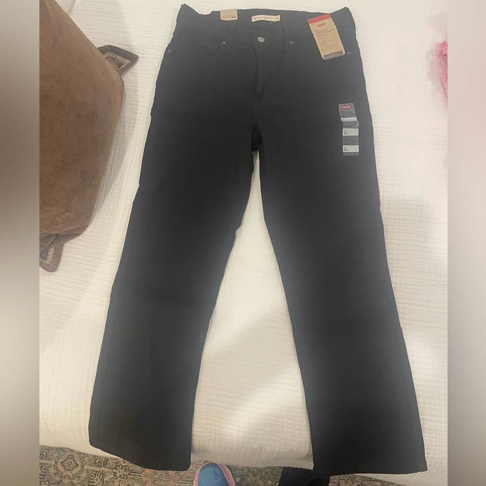 NWT Levi’s 724 High rise crop black jeans, size 31.